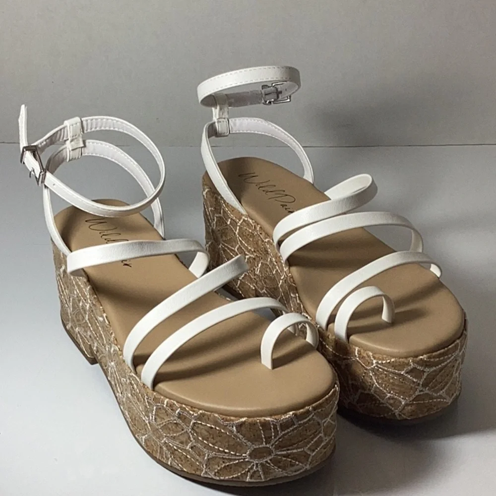 WILD PAIR Women's Dottye Platform Sandals